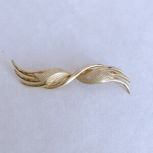Gold-Tone Wings Bar Brooch Vintage Textured Symmetrical Nature Statement Pin